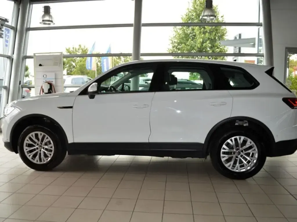 Gebraucht VW Touareg 231 PS (169 kW) 2022 Pure white SUV