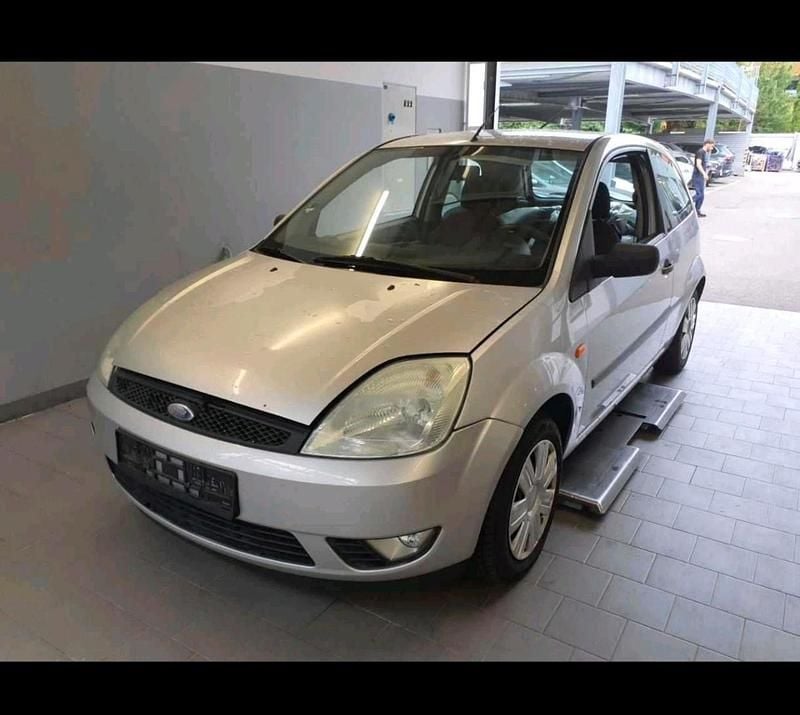 Silber Gebraucht 2003 Ford Fiesta Kleinwagen | 2.000 € - Bild 1/4