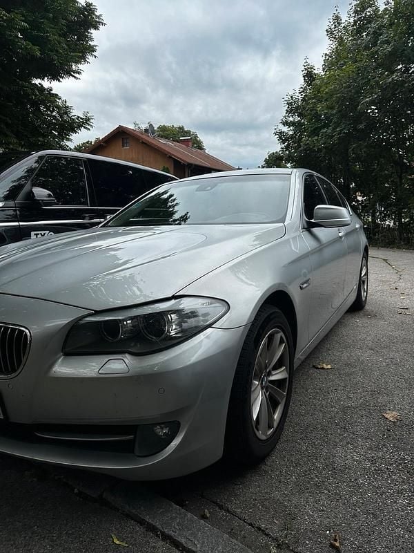 Silber Gebraucht 2010 BMW 525 Limousine | 10.099 € (Fairer Preis) - Bild 1/4