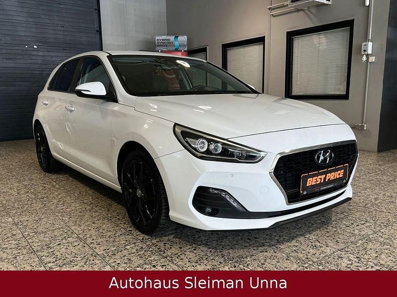Weiß Gebraucht 2019 Hyundai i30 Premium Limousine | 13.990 € (Fairer Preis) - Bild 1/4