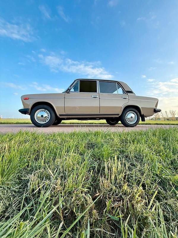 Second-hand Lada 2106 75 CP (55 kW) 1989 Maro Berlinǎ