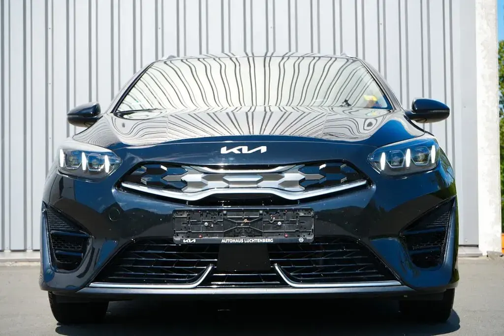 Używany Kia Ceed Vision 141 KM (103 kW) 2022 Czarny Hatchback