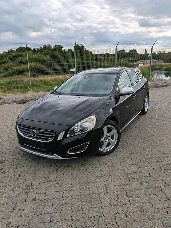 Schwarz Gebraucht 2011 Volvo V60 Momentum Kombi | 7.500 € (Guter Preis) - Bild 1/4