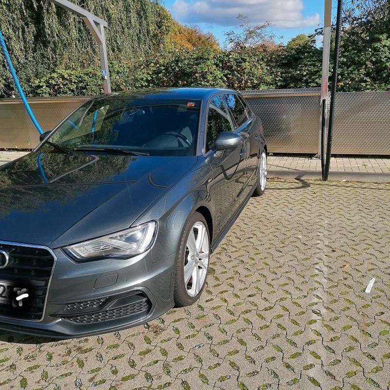 Grau Gebraucht 2013 Audi A3 Sportback Ambiente Limousine | 15.999 € (Teuer) - Bild 1/4