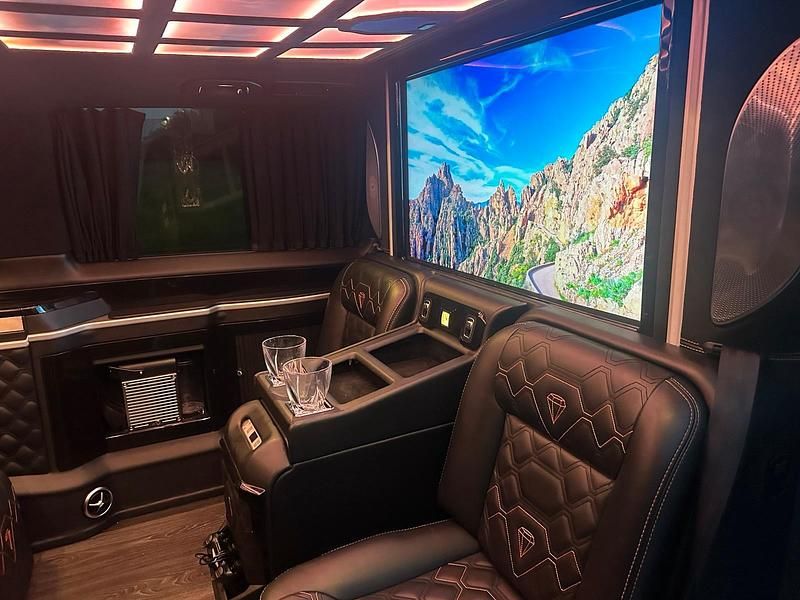 Schwarz Gebraucht 2016 Mercedes V250 Edition Van / Kleinbus | 45.500 € - Bild 1/4