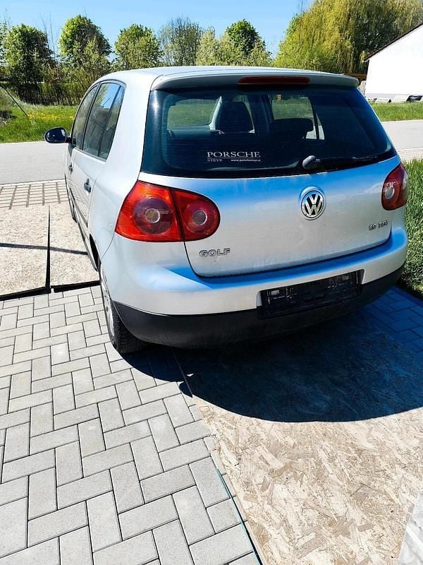 Second-hand VW Golf IV 105 CP (77 kW) 2004 Argintiu Berlinǎ