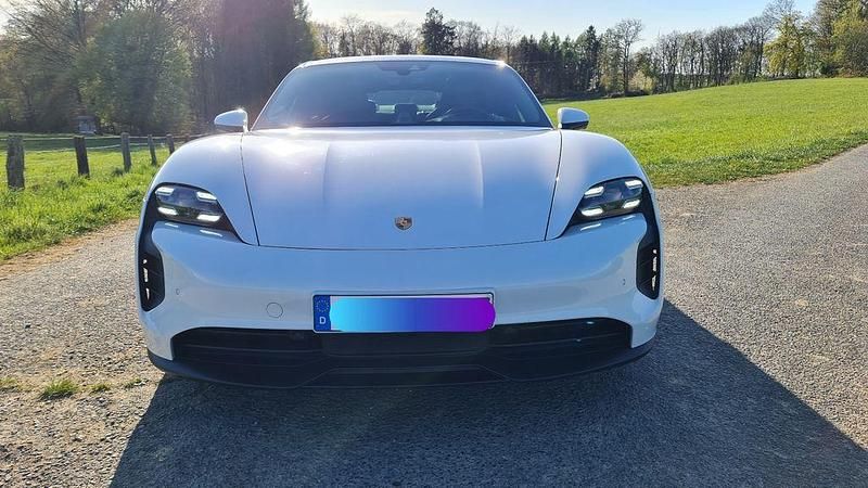 Weiß Gebraucht 2020 Porsche Taycan 4S Performance Package Limousine | 54.999 € (Guter Preis) - Bild 1/4