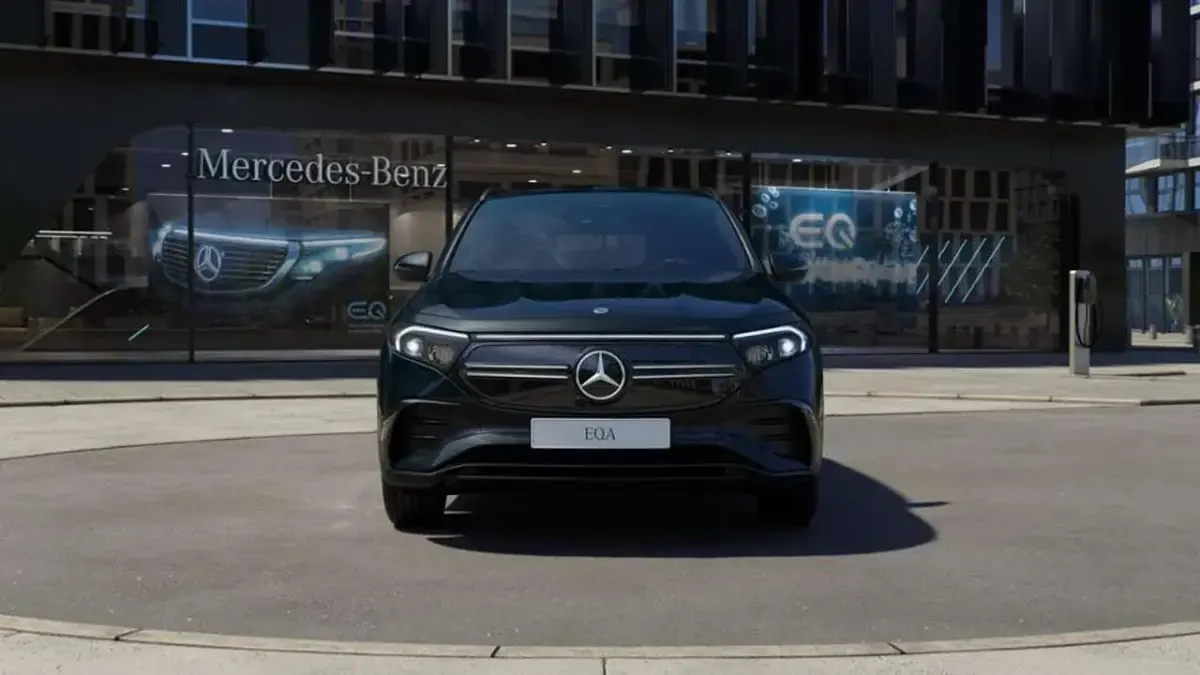 Gebraucht Mercedes EQA300 AMG 167 kW (228 PS) 2024 Metalliclack kosmosschwarz SUV