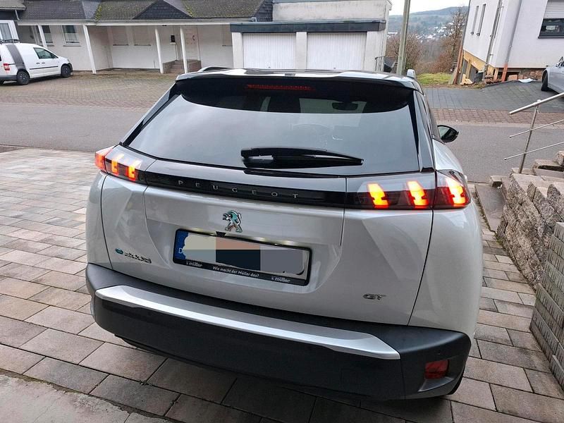 Gebraucht Peugeot e-2008 GTi 100 kW (136 PS) 2021 Weiß SUV
