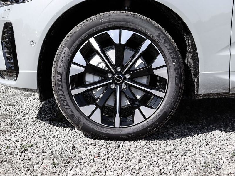 Neu Volvo XC60 Plus 250 PS (183 kW) 2025 Vapour grey / metallic SUV