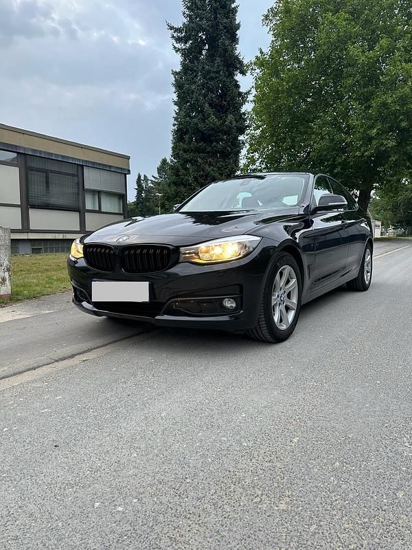 Schwarz Gebraucht 2014 BMW 318 Gran Turismo Limousine | 11.190 € (Fairer Preis) - Bild 1/4
