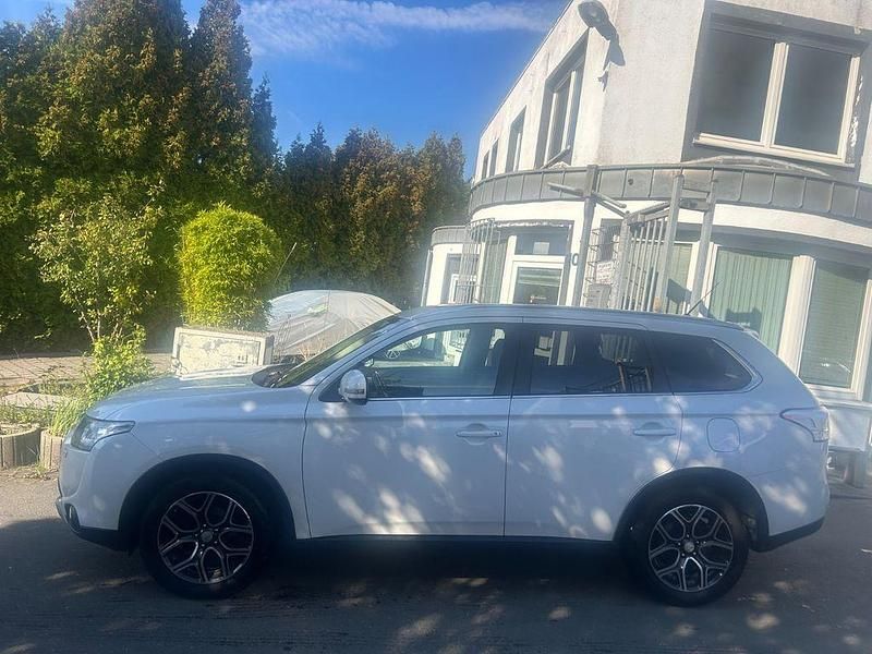Weiß Gebraucht 2015 Mitsubishi Outlander Instyle SUV | 8.900 € (Fairer Preis) - Bild 1/4