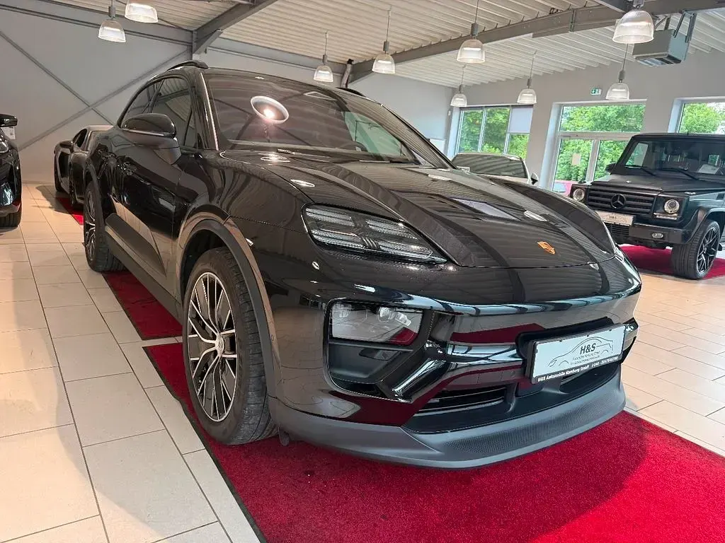Gebraucht Porsche Macan 4 Electric 300 kW (408 PS) 2025 Tiefschwarz SUV