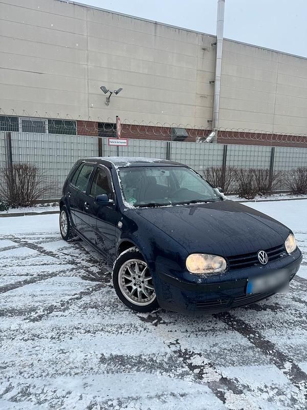 Blau Gebraucht 2002 VW Golf Limousine | 2.800 € (Fairer Preis) - Bild 1/4