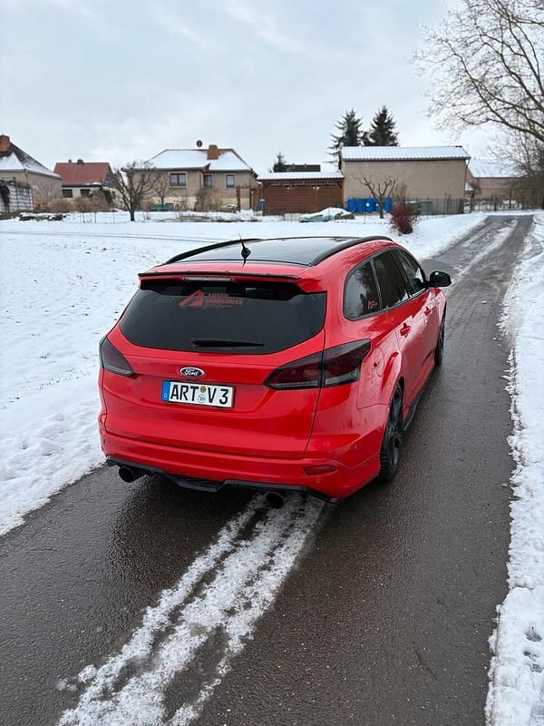 Gebraucht Ford Focus ST-Line 190 PS (139 kW) 2016 Rot Limousine