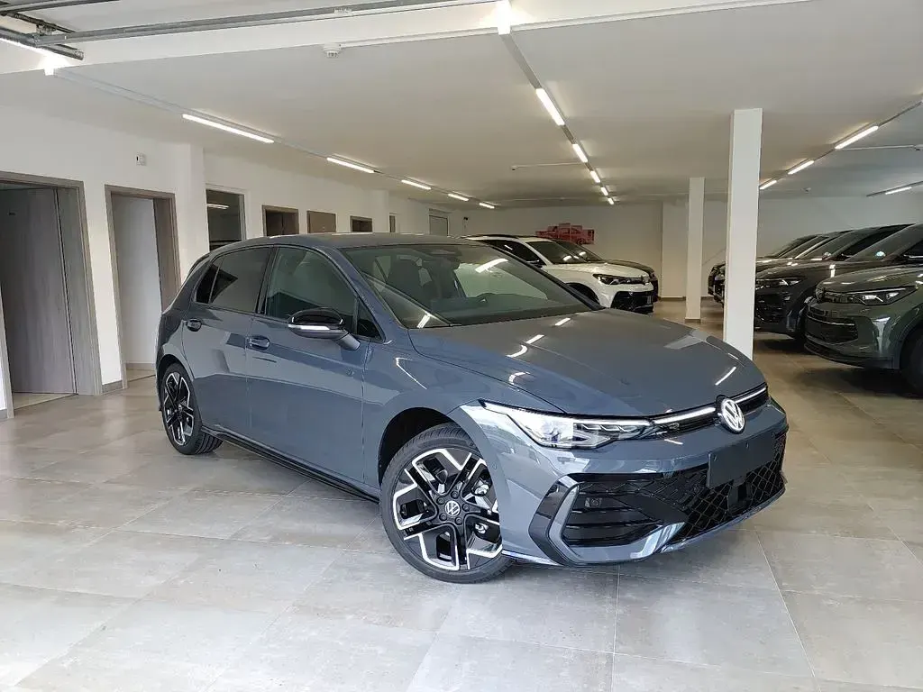Neu VW Golf VIII R-line 150 PS (110 kW) 2026 Delfingraumetallic Limousine