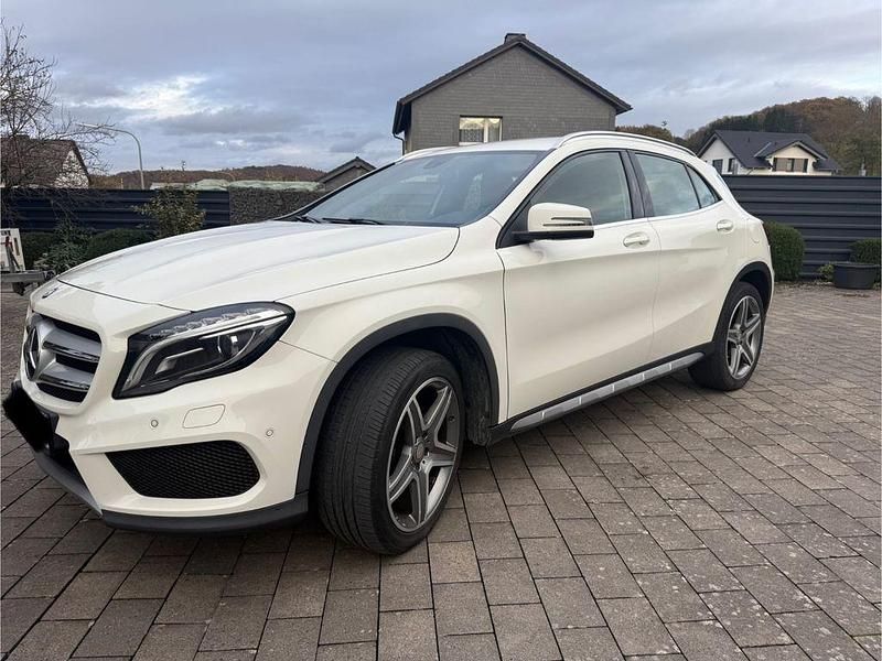 Weiß Gebraucht 2015 Mercedes GLA200 AMG line SUV | 14.499 € (Guter Preis) - Bild 1/4