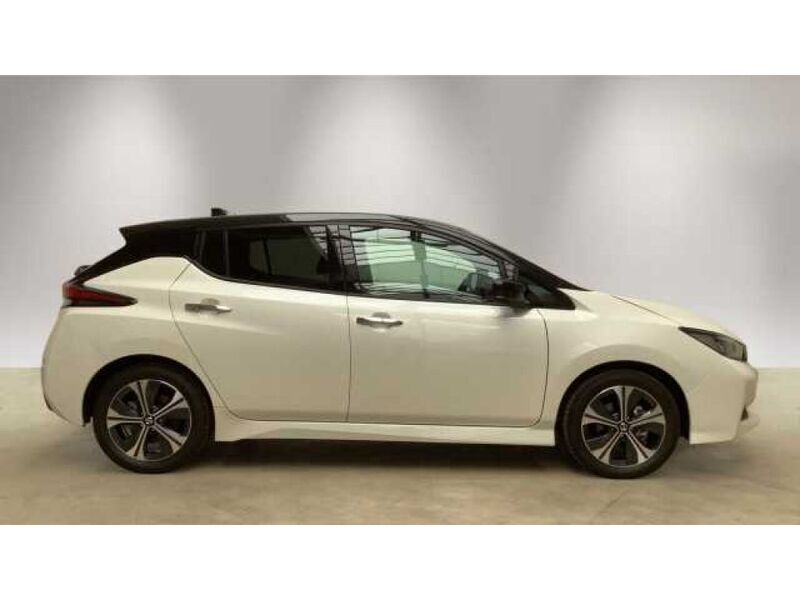 Gebraucht Nissan Leaf Tekna 110 kW (150 PS) 2021 Brilliant white / black (metallic) Kleinwagen