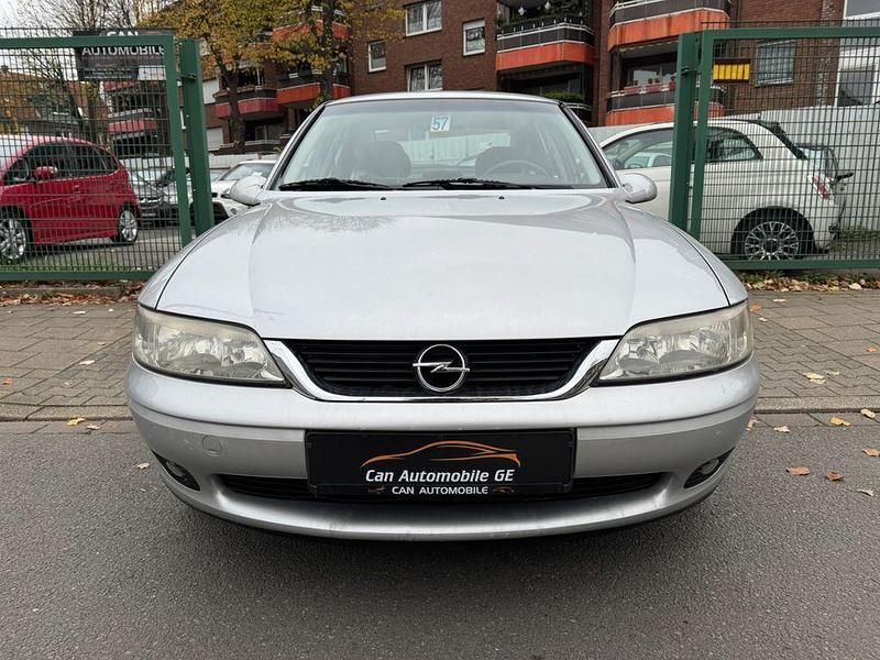 Silber Gebraucht 1999 Opel Vectra Comfort Limousine | 2.650 € (Etwas zu teuer) - Bild 1/4