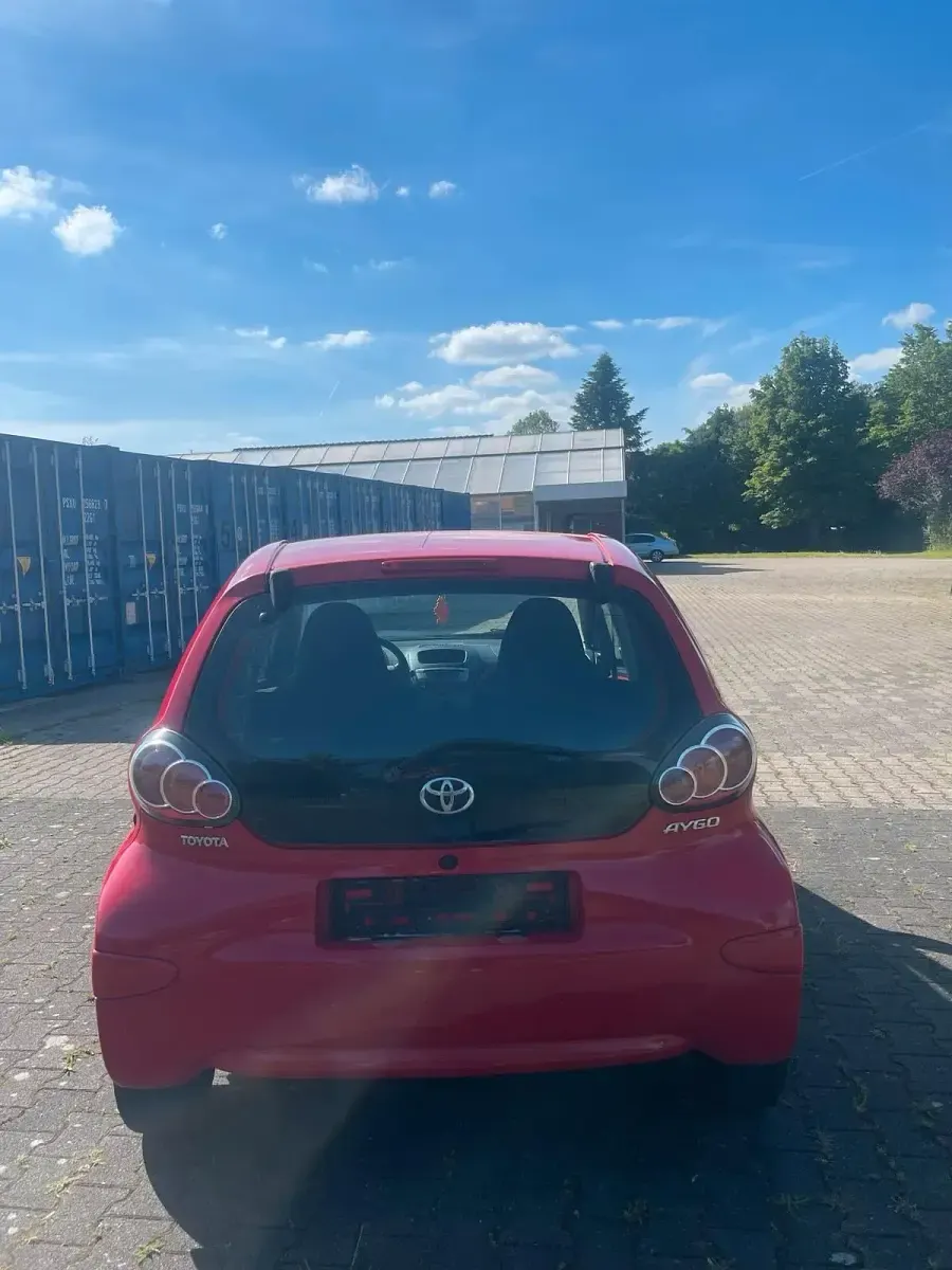 Gebraucht Toyota Aygo 68 PS (50 kW) 2012 Rot Kleinwagen