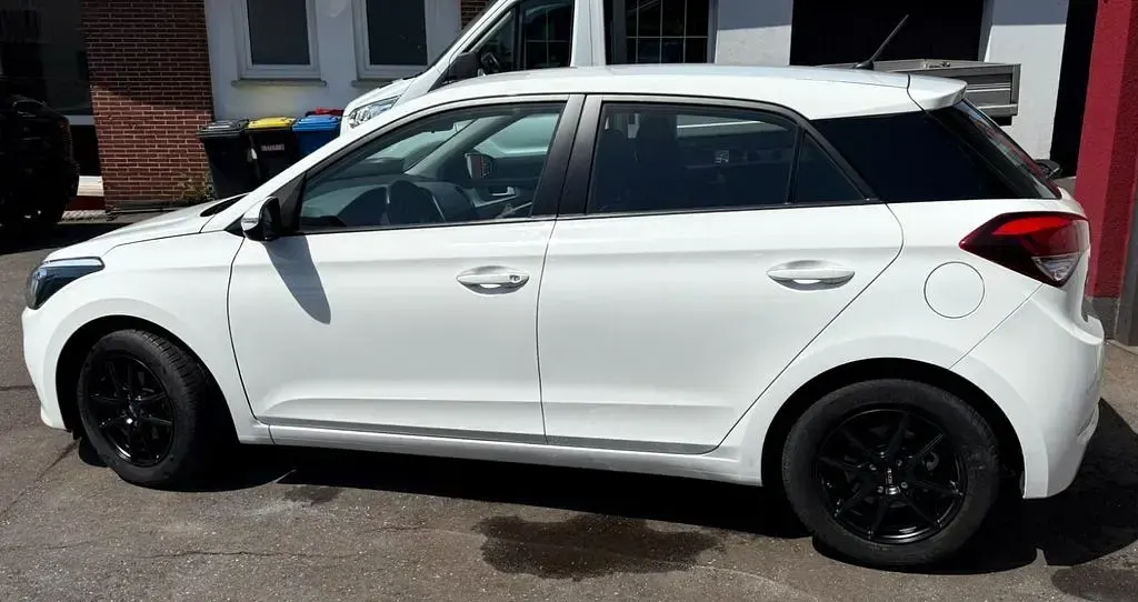 Gebraucht Hyundai i20 101 PS (74 kW) 2017 Weiß Kleinwagen