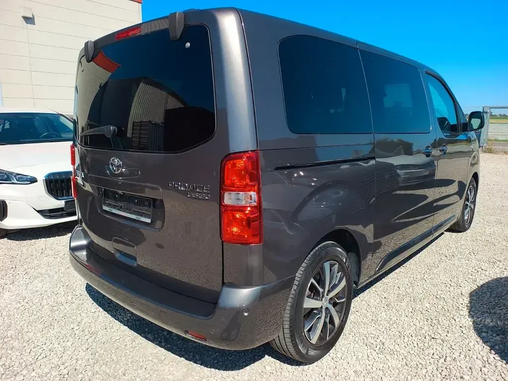 Gebraucht Toyota Proace Verso Team 177 PS (130 kW) 2023 Grau Kombi