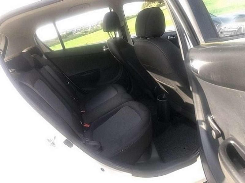 Weiß Gebraucht 2013 Hyundai i20 Edition Limousine | 2.965 € (Guter Preis) - Bild 1/4