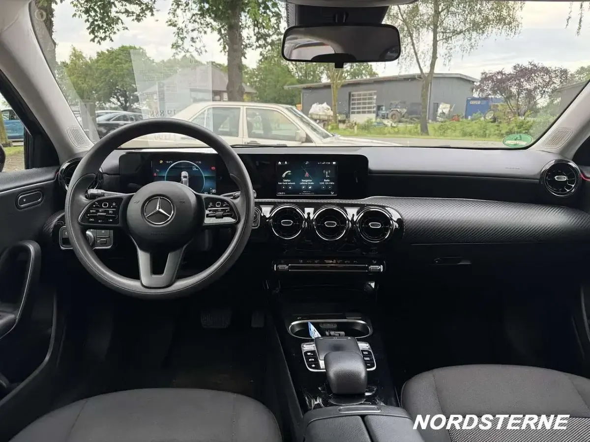 Gebraucht Mercedes A180 116 PS (85 kW) 2019 Nachtschwarz  unilack Kleinwagen