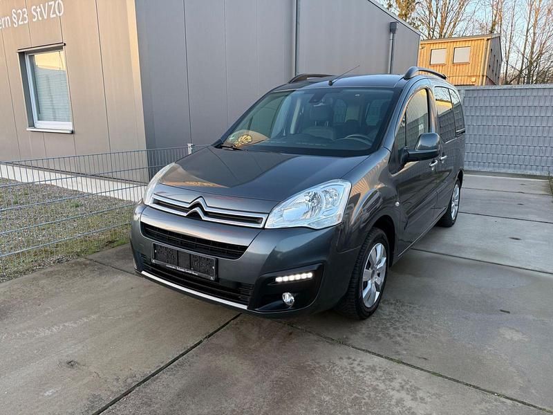 Grau Gebraucht 2017 Citroën Berlingo SELECTION Van / Kleinbus | 5.990 € (Superpreis) - Bild 1/4