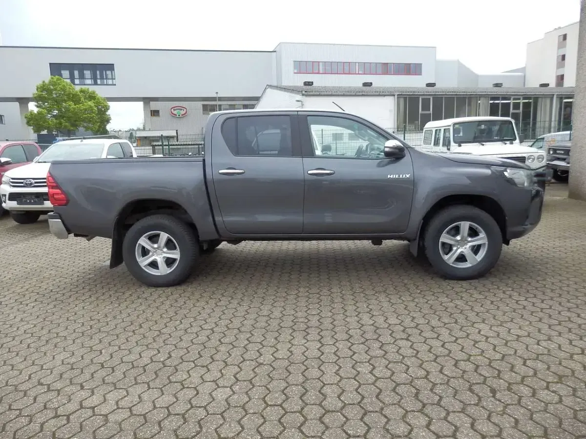 Gebraucht Toyota HiLux Cool 150 PS (110 kW) 2017 Grey metallic Pickup
