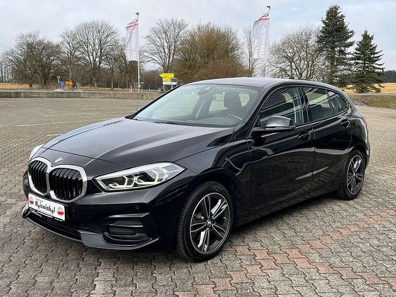 Schwarz ii Gebraucht 2022 BMW 118 Sport Line Kleinwagen | 21.990 € (Fairer Preis) - Bild 1/4