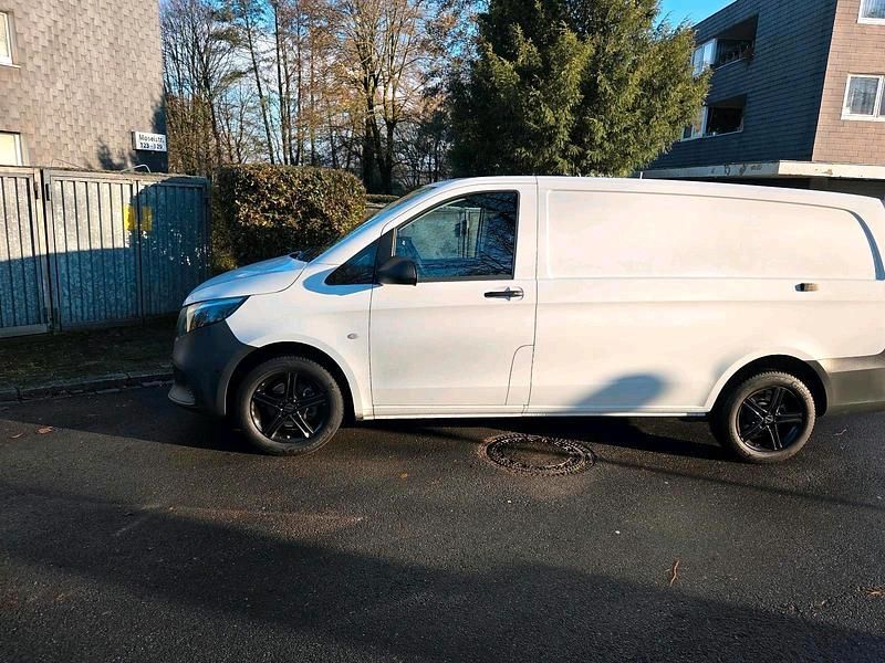 Second-hand Mercedes Vito 163 CP (119 kW) 2024 Alb Van