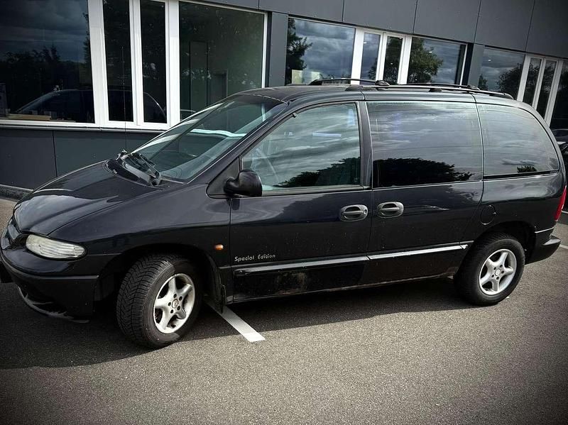 Schwarz Gebraucht 1998 Chrysler Voyager Van / Kleinbus | 550 € - Bild 1/4