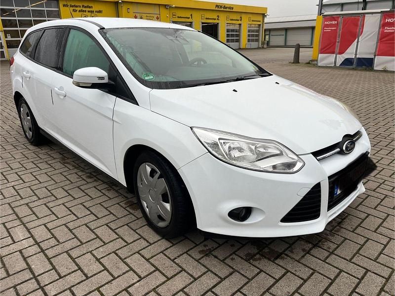 Weiß Gebraucht 2011 Ford Focus Trend Kombi | 1.700 € (Etwas zu teuer) - Bild 1/4