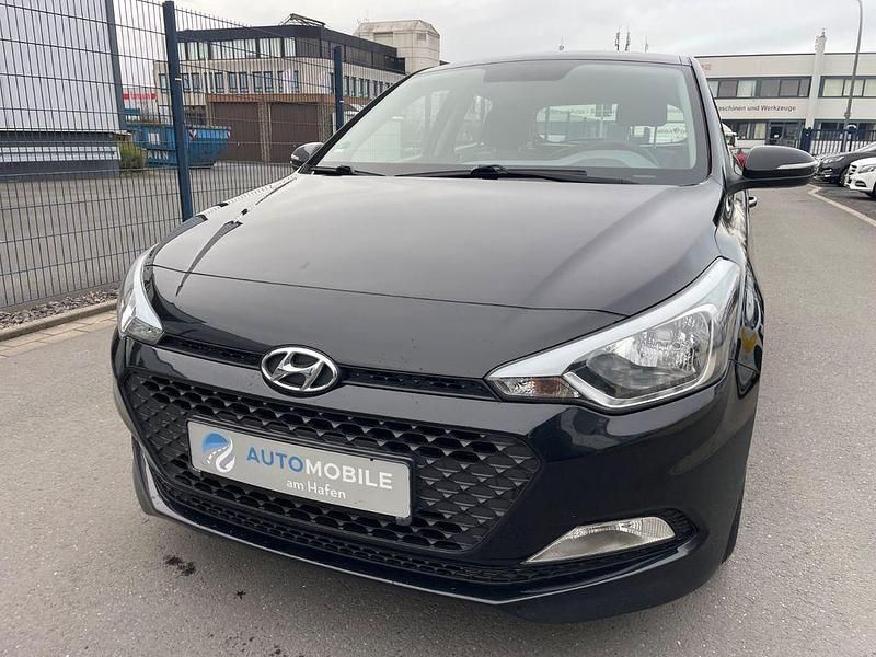 Gebraucht Hyundai i20 GO! 75 PS (55 kW) 2017 Schwarz Limousine