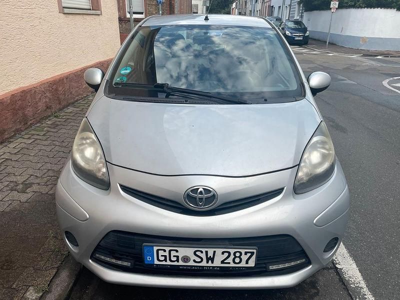 Gebraucht Toyota Aygo 68 PS (50 kW) 2012 Silber Kleinwagen