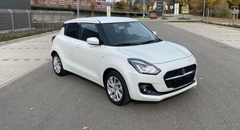 Weiß Gebraucht 2024 Suzuki Swift Comfort Limousine | 15.400 € (Fairer Preis) - Bild 1/4