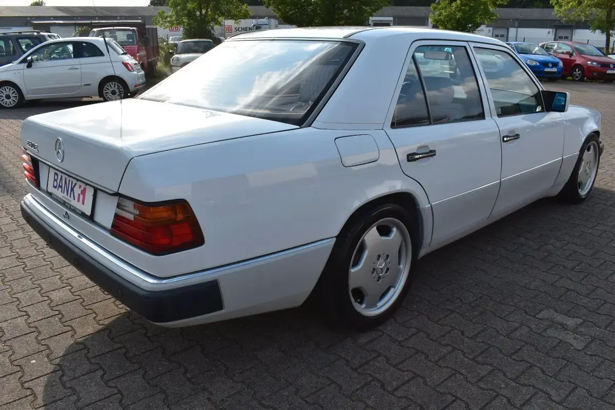 Gebraucht Mercedes E280 197 PS (144 kW) 1992 Weiß Limousine