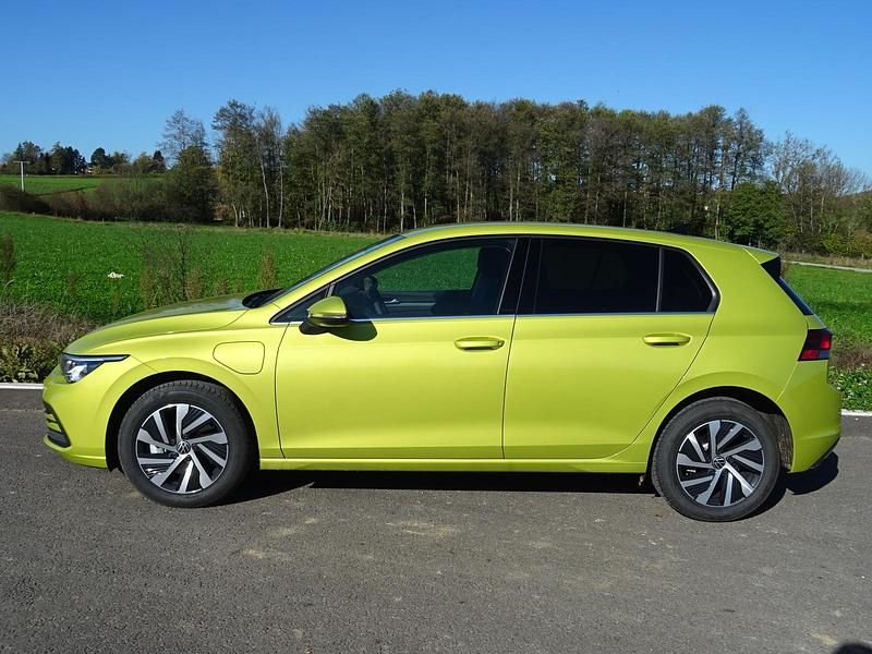 Gebraucht VW Golf VIII Style 150 PS (110 kW) 2026 Limonengelb