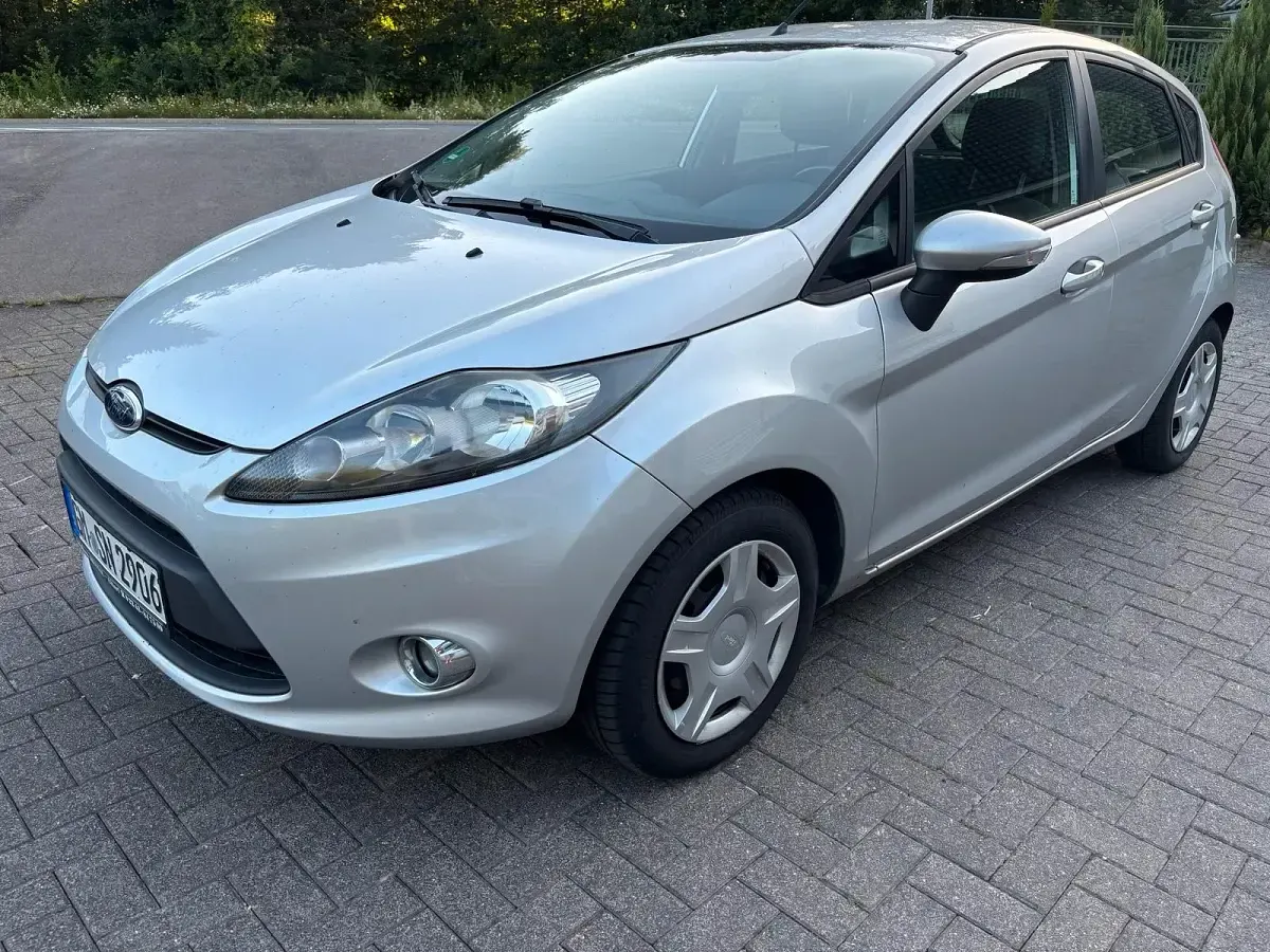 Gebraucht Ford Fiesta Trend 95 PS (69 kW) 2012 Silber Limousine
