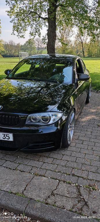 Schwarz Gebraucht 2010 BMW 135 Performance Kleinwagen | 17.400 € (Fairer Preis) - Bild 1/4