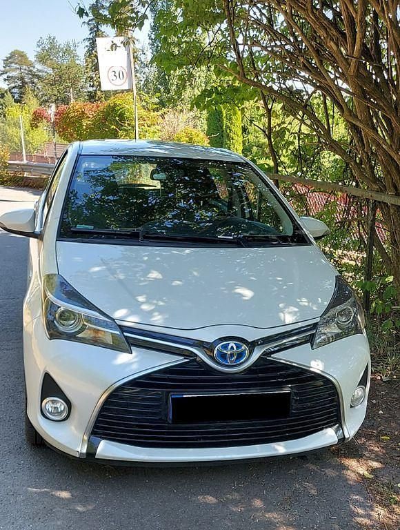 Weiß Gebraucht 2016 Toyota Yaris Limousine | 11.950 € (Fairer Preis) - Bild 1/4