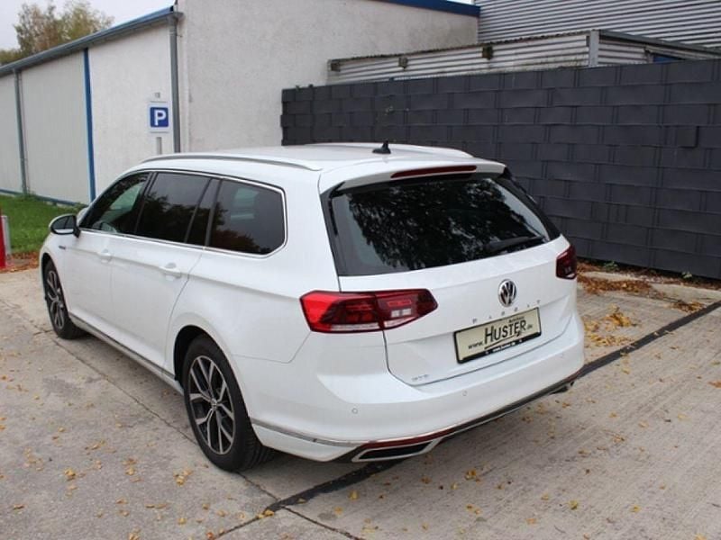 Gebraucht VW Passat 156 PS (114 kW) 2020 Oryxweiß perlmutteffekt 7000 (metallic) Kombi