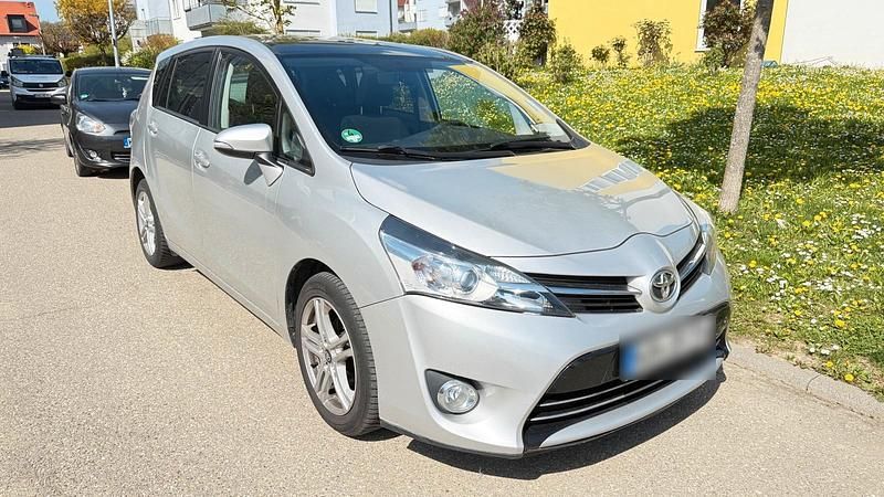 Second-hand Toyota Verso 111 CP (81 kW) 2014 Argintiu Monovolum