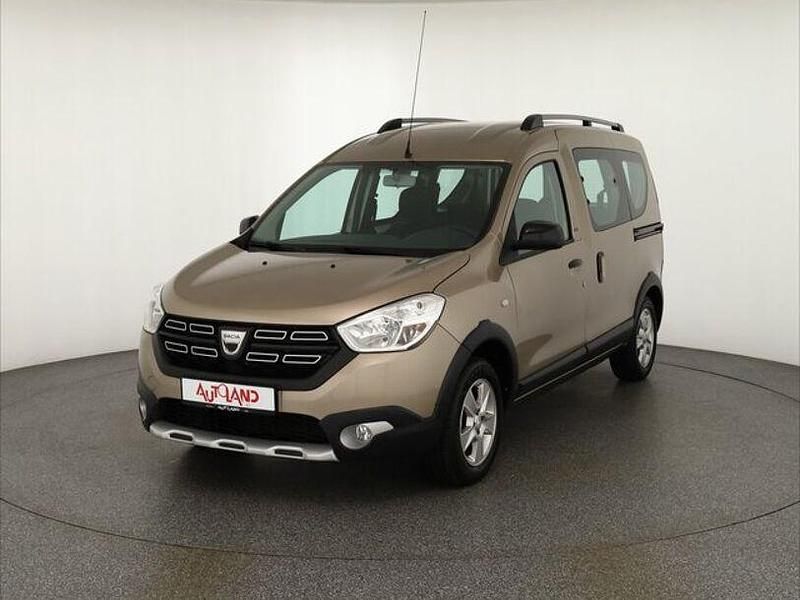 Beige Gebraucht 2018 Dacia Dokker Celebration Van | 17.990 € (Teuer) - Bild 1/4