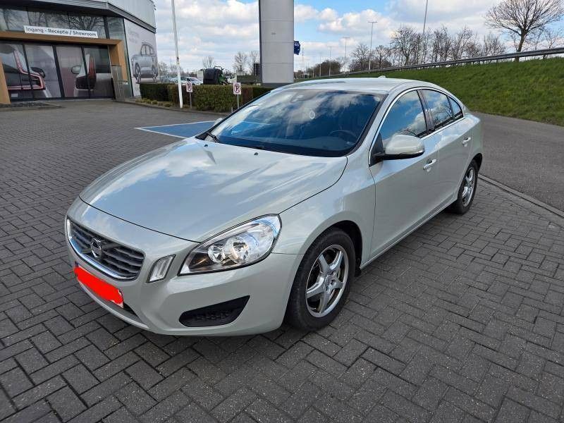 Cosmic white / metallic Gebraucht 2013 Volvo S60 Momentum Limousine | 9.000 € (Fairer Preis) - Bild 1/4