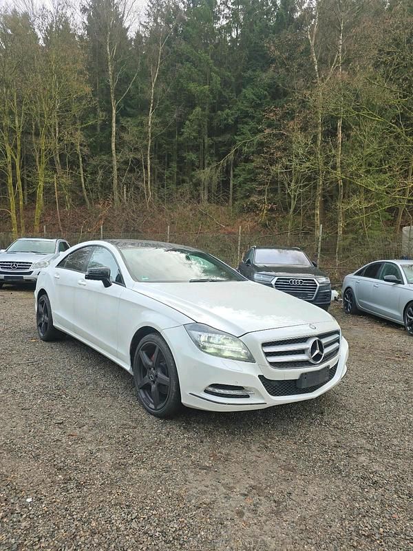 Weiß Gebraucht 2012 Mercedes CLS350 Limousine | 11.500 € - Bild 1/4