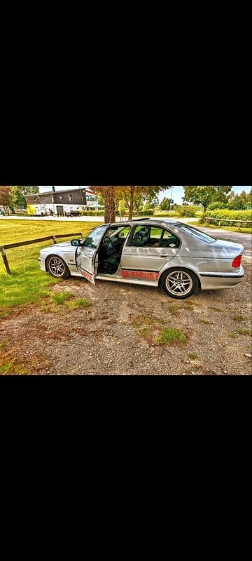 Silber Gebraucht 1999 BMW 523 Limousine | 3.900 € (Fairer Preis) - Bild 1/4
