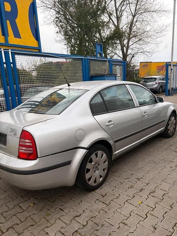 Gebraucht Skoda Superb 150 PS (110 kW) 2003 Silber Limousine