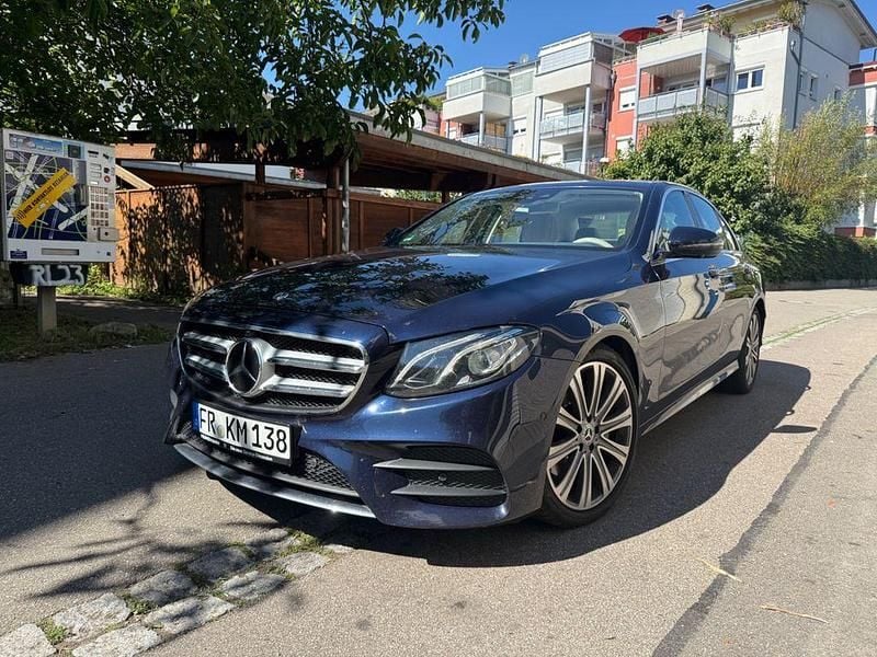 Blau Gebraucht 2018 Mercedes E300 AMG line Limousine | 22.999 € (Superpreis) - Bild 1/4